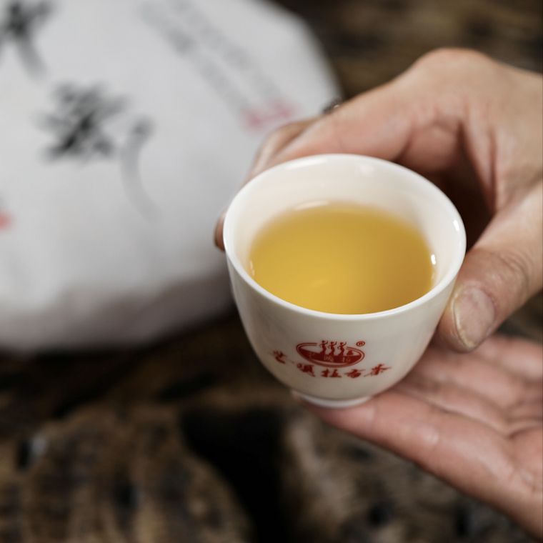 Infusion de Mengsong servie en coupe de porcelaine