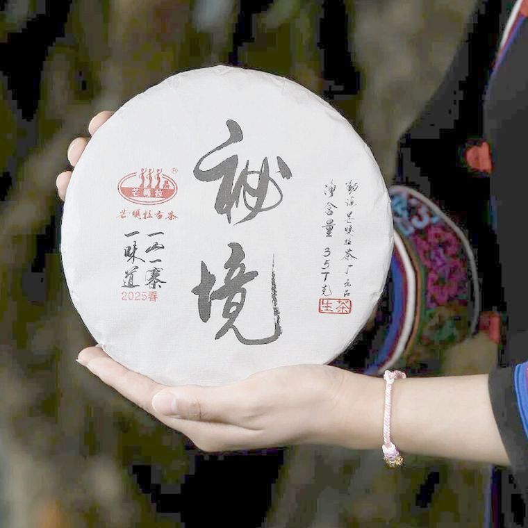 La galette de L'Endroit Secret présentée en main, en costume traditionnel du Yunnan