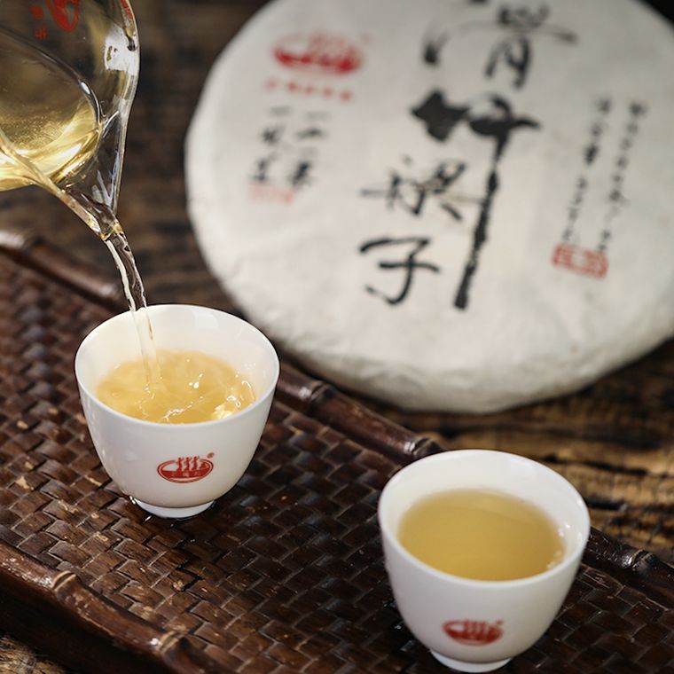 Service du Bambou infusé sur plateau tressé
